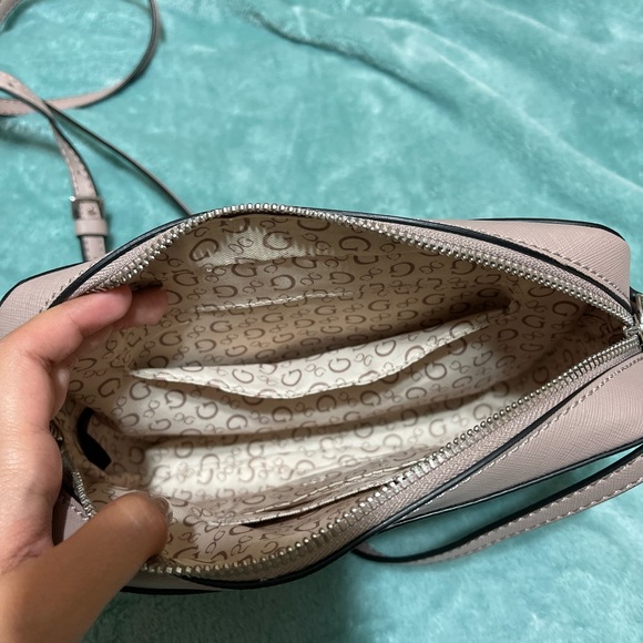 Super cute Guess purse 👛 - Picture 2 of 5